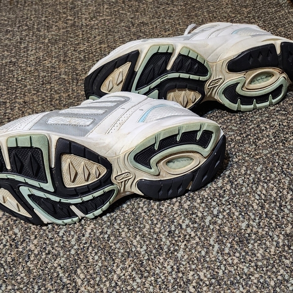 Reebok White Athletic Shoes with Breathable Mesh and Cushioned Midsole - Picture 4 of 6